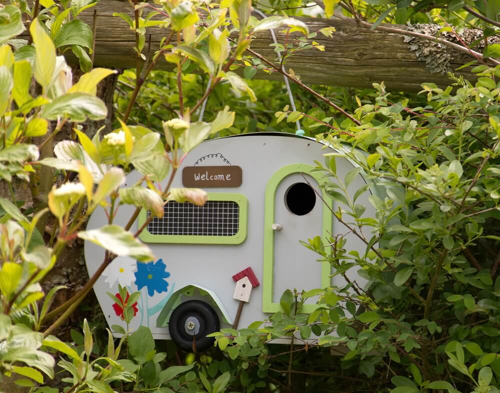 Vogelhaus Wohnwagen im Baum